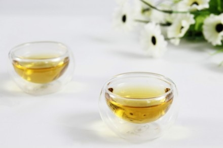 O chá branco de Anji, primeiro colhido na primavera na variedade castanho escuro, promove uma melhor digestão