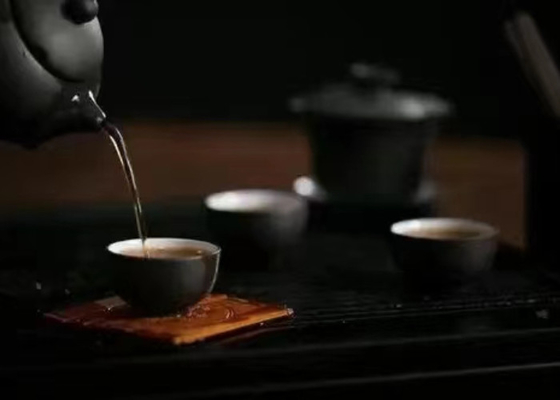 Chá Oolong quente ou frio com aroma floral para servir sugestões