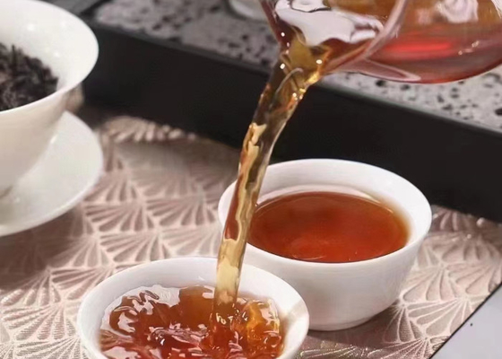 O chá de rocha Wuyi é o chá oolong, produzido na Montanha Wuyi, no norte de Fujian, árvores de chá crescem em fendas de rocha