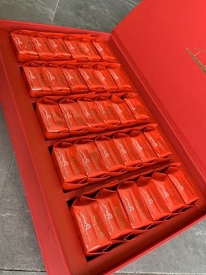 Folhas elípticas ou elípticas longas, verdes, brilhantes, levantadas, margem de microondas, ligeiramente dobradas ou planas, acuminato apical,