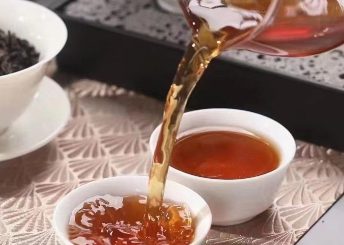 O chá de rocha Wuyi é o chá oolong, produzido na Montanha Wuyi, no norte de Fujian, árvores de chá crescem em fendas de rocha