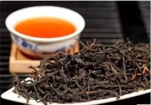 O junmei prateado é o botão de chá do chá silvestre, que é colhido a partir de pequenas espécies ecológicas originais de chá silvestre no